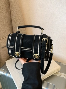 Borsa Boston retrò nera con borchie dorate e manico superiore da donna a tracolla