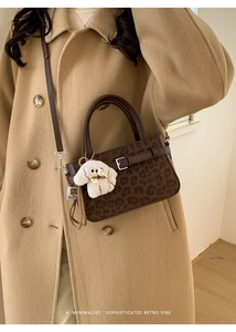 Sac à main léopard marron avec boucle en cuir et charmant pendentif chien en peluche