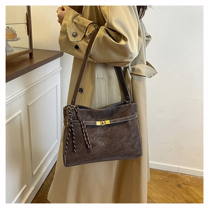 Dettagli della borsa tote in pelle marrone vintage con fibbie dorate e cinturino intrecciato