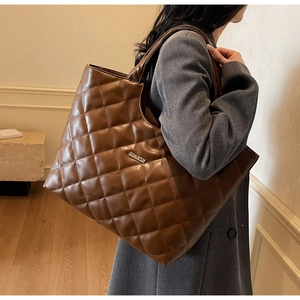Détail du grand sac cabas matelassé marron en similicuir de haute qualité pour femmes
