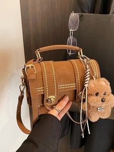 Borsa Boston retrò marrone da donna con borchie dorate, chiusura a scatto e ciondolo