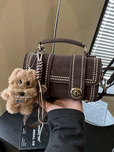 Borsa Boston retrò marrone scuro con borchie dorate e ciondolo a forma di cucciolo