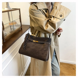 Dettaglio borsa tote in pelle marrone con fibbia dorata e cuciture a contrasto bianche