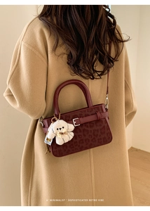 Sac à main léopard rouge foncé avec boucle dorée et pendentif chien peluche