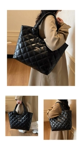 Détail de la texture matelassée brillante et plaque en métal doré sur le sac fourre-tout