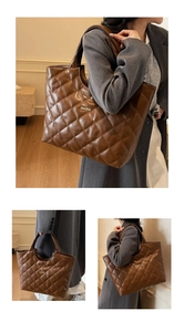 Détail du grand sac cabas matelassé marron avec coutures en losanges et logo doré