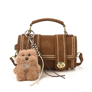 Braune Leder Boston Tasche mit goldenen Nieten, Drehverschluss und Plüsch-Anhänger