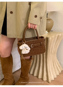 Sac à main en daim léopard brun avec boucle de ceinture et charmant petit chien en peluche