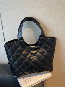 Sac fourre-tout noir matelassé chic avec surpiqûres en losanges et logo métallique