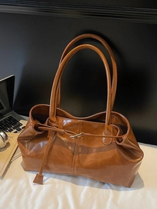 Vintage brown leather tote bag with large capacity for commuting and daily use