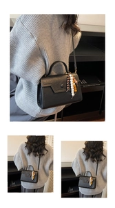 Détail d'un sac à bandoulière vintage noir avec accessoire de charme en perles de bois