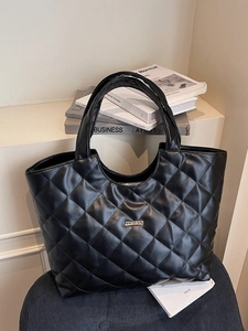 Sac fourre-tout noir matelassé chic avec motif en losange et grande capacité de rangement