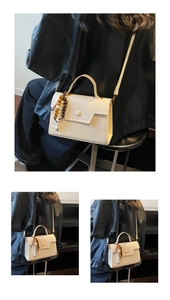 Détail d'un sac à main beige en cuir PU avec pendentif décoratif en perles de bois