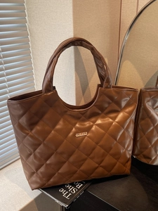 Sac fourre-tout marron matelassé avec motif à carreaux et poignées en similicuir
