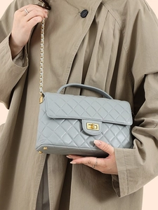 Chic quilted rhombic handbag in grey-blue leather with gold chain strap and turn-lock