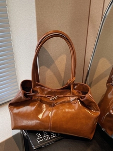 Vintage large capacity brown soft leather tote bag for women commuting and daily casual use