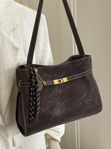 Grande borsa tote marrone opaco con cuciture a contrasto e dettagli dorati portata a spalla