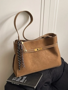 Borsa tote marrone scamosciata con chiusura dorata e cuciture a contrasto bianche