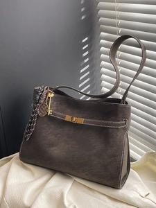 Grande borsa tote marrone scuro opaca con chiusura in metallo e ciondolo chiave