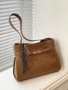 Borsa tote in camoscio marrone con chiusura dorata e ciondolo racchetta in luce naturale