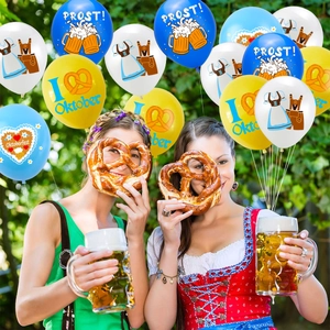 Ballons Oktoberfest colorés avec motifs bavarois et imprimés de fête de la bière Prost