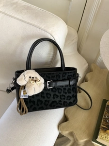 Sac à main chic imprimé léopard noir avec pendentif peluche, mode hivernale élégante