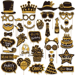 Gedetailleerde set van 38 zwart-gouden glitter foto props voor verjaardagsfeest op wit
