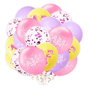 Dettaglio di palloncini educativi con formule matematiche e coriandoli per festa scolastica