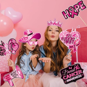 Détail des accessoires de fête pour la sensibilisation au cancer du sein avec paillettes roses