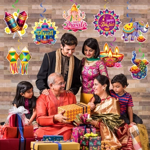 Detail der Happy Diwali Deko-Spiralen mit Ganesha- und Diya-Mustern für das Fest
