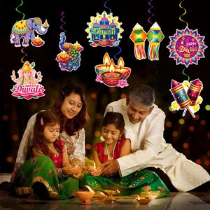 Detaillierte Diwali-Hängedekoration mit traditionellen indischen Elefanten- und Pfauenmotiven