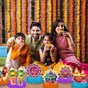 Detail van Diwali honingraat tafeldecoratie met traditionele Indiase feestelijke ornamenten