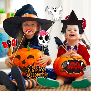 Niños usando accesorios fotográficos de Halloween con fantasmas y calaveras en fiestas