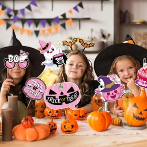 Kinder feiern Halloween mit rosa Foto-Requisiten mit Geistern und Kürbissen für Partys