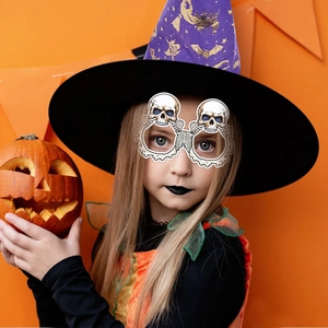 Dettaglio di un bambino che indossa occhiali a teschio per le feste e il divertimento di Halloween