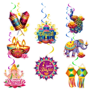 Details von Diwali-Hängedekorationen mit Diya-, Ganesha- und Happy-Diwali-Motiven