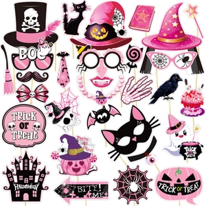 Rosa und schwarze Halloween Fotorequisiten Set mit gruseliger Party Deko auf weißem Hintergrund