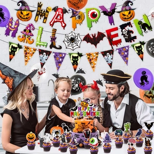 Famiglia che decora casa con striscioni Happy Halloween, topper e palloncini