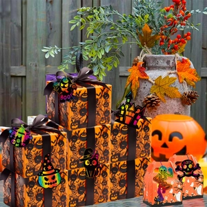 Boîtes cadeaux d'Halloween avec motifs de citrouilles et étiquettes holographiques
