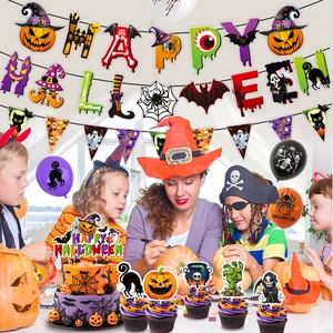Set decorazioni Halloween con striscione, palloncini e topper in una scena reale