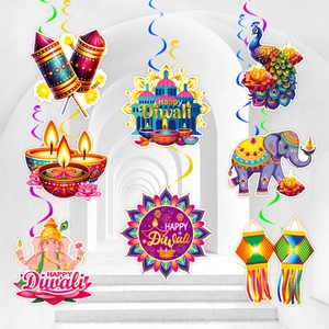 Diwali-Hängedekoration mit bunten Ganesha- und Pfauenmotiven für festliche Hausdekoration