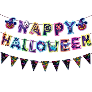 Dettaglio del set di festoni neon Halloween con lettere Happy Halloween e bandierine zucca