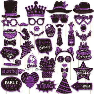 Detailoverzicht van 25 paarse glitter party foto rekwisieten met stokjes voor verjaardag
