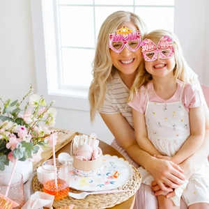 Mère et fille portant des lunettes festives en papier pour la fête des mères