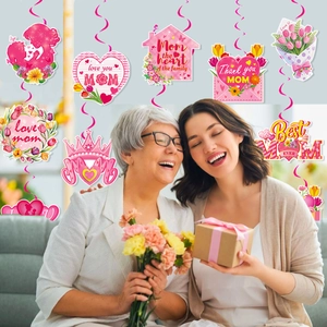 Décoration de fête fête des mères avec spirales suspendues cœurs et fleurs en intérieur