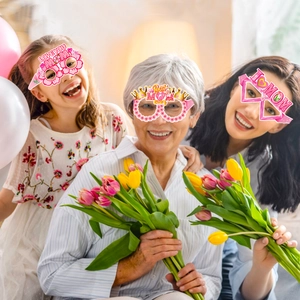 Trois lunettes de fête pour la fête des mères avec designs I Love Mom et Best Mom