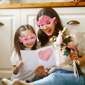 Mère et fille portant des lunettes de fête en papier Super Mom pour la fête des mères