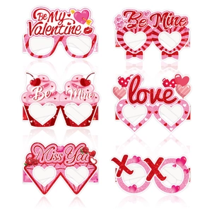 Set of 6 Valentine's Day party paper glasses with glitter hearts and romantic slogans