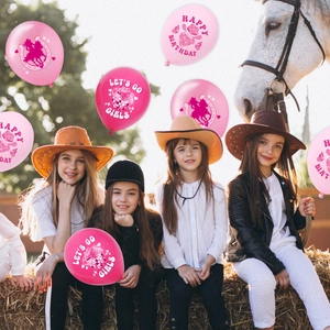 Ballons d'anniversaire de cow-girl roses avec silhouettes de cowboy pour une fête en plein air