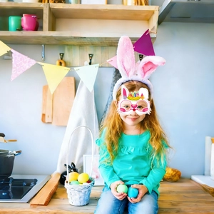 Fillette portant des lunettes lapin et un serre-tête oreilles pour fête de Pâques